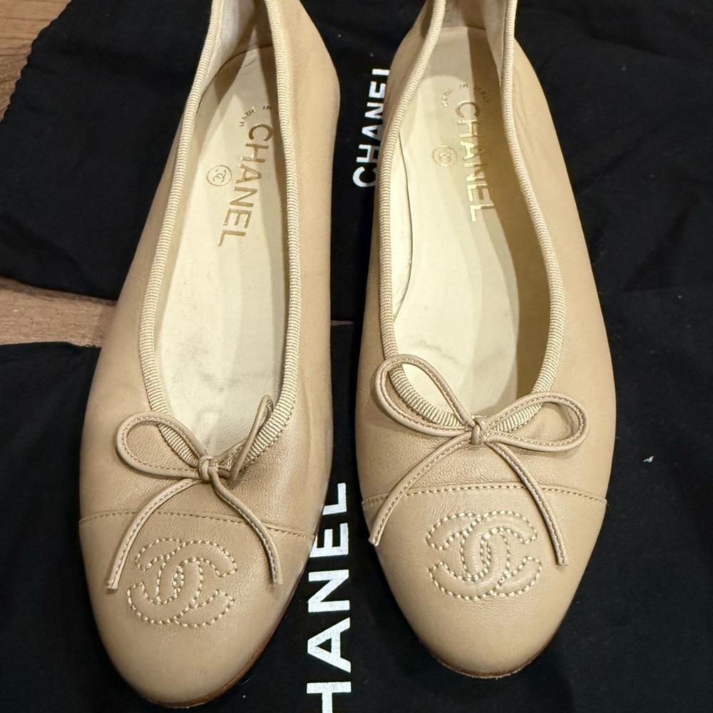 CHANEL beige ballet flats - Picture 3 of 9